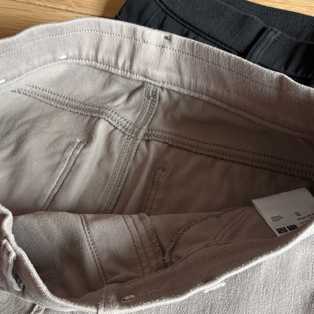 🦄 2 Pairs of Uniqlo pull-on pants - black and light grey - Picture 6 of 11
